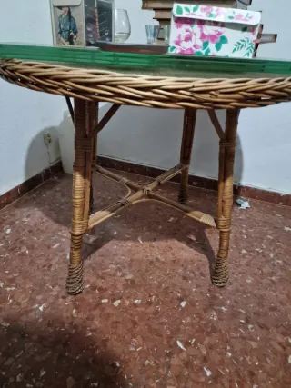 Mesa redonda de mimbre y cristal
