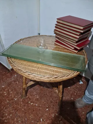 Mesa redonda de mimbre y cristal
