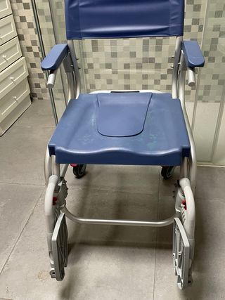 Silla de ducha con ruedas e inodoro extraíble.