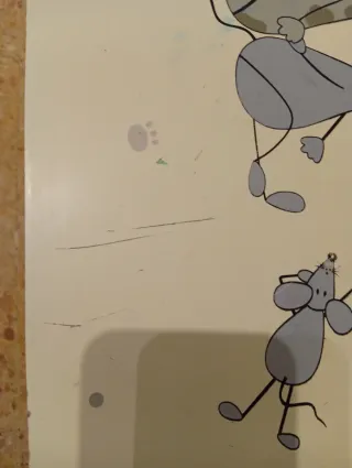 Mesa infantil de madera con dibujos