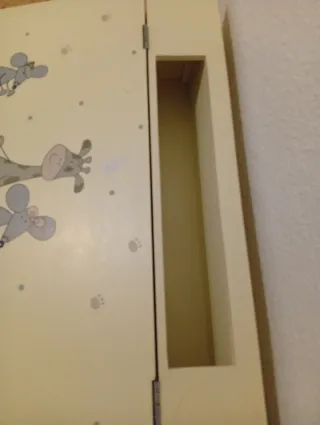 Mesa infantil de madera con dibujos