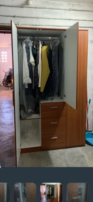 Armario de madera y plástico