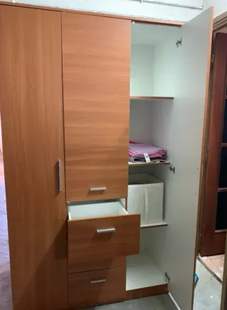 Armario de madera y plástico