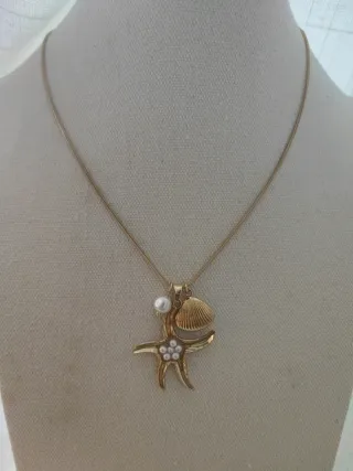 Collar dorado con estrella de mar y perlas