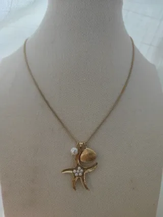 Collar dorado con estrella de mar y perlas