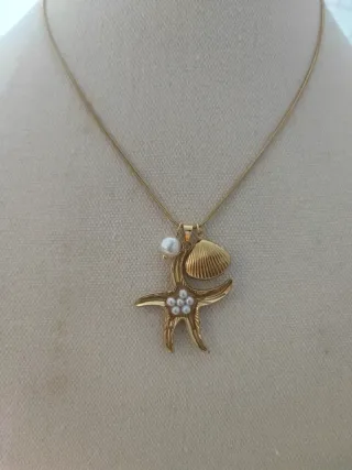 Collar dorado con estrella de mar y perlas