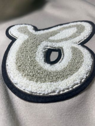 Jakets estilo universitario beige y blanco hombre