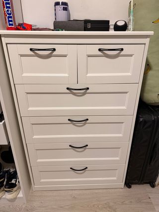 Cómoda de dormitorio blanca y negra