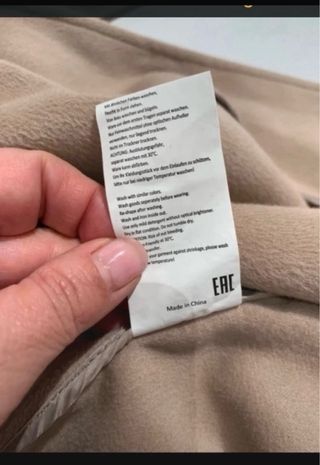 Abrigo ligero tipo gabardina beige