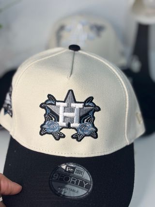 Gorra Beige y Negra con Diseño