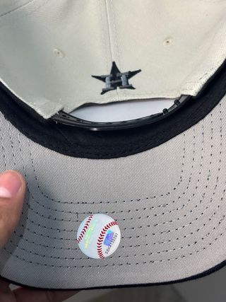 Gorra Beige y Negra con Diseño