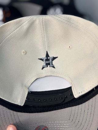 Gorra Beige y Negra con Diseño