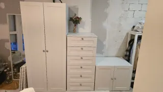 Armario y cómoda blanca