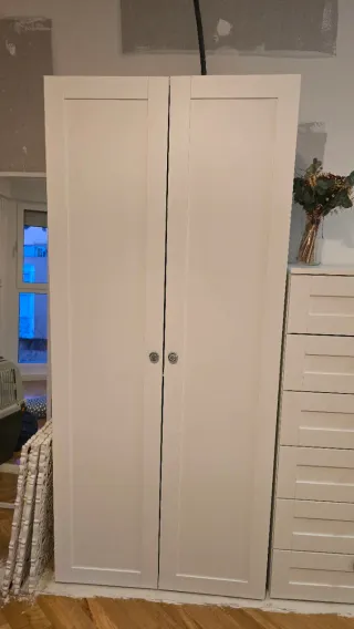 Armario y cómoda blanca