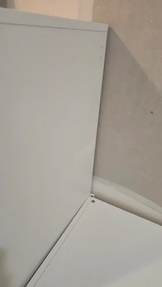 Armario y cómoda blanca