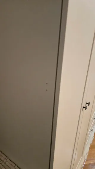 Armario y cómoda blanca