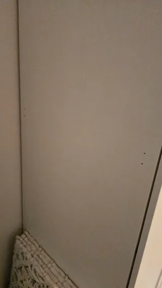 Armario y cómoda blanca