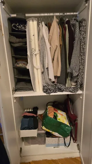 Armario y cómoda blanca