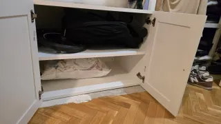 Armario y cómoda blanca