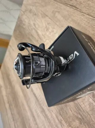 Shimano Vanquish CE C2000SHG (Modelo 2026)