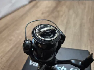 Shimano Vanquish CE C2000SHG (Modelo 2026)