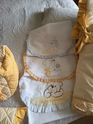Cuna de bebé y accesorios