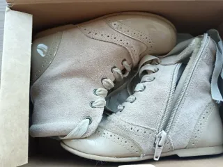 Botines niña ceremonia beige