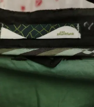 Falda Skunkfunk verde y negra