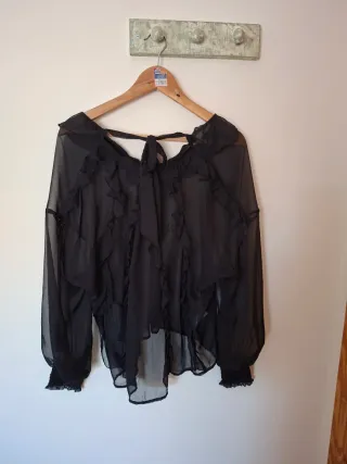 Blusa Zara negra transparencias volantes