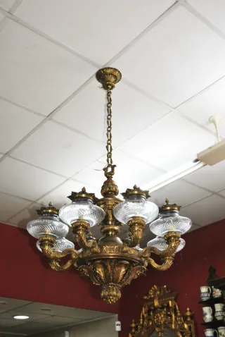 Antigua lámpara de bronce con tulipas cristal