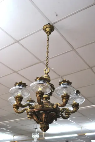 Antigua lámpara de bronce con tulipas cristal