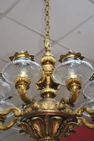 Antigua lámpara de bronce con tulipas cristal