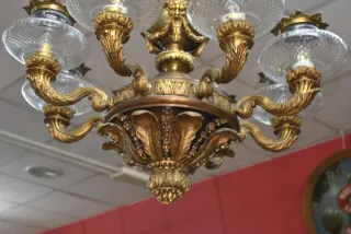 Antigua lámpara de bronce con tulipas cristal