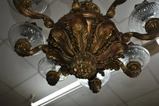 Antigua lámpara de bronce con tulipas cristal