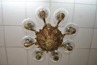 Antigua lámpara de bronce con tulipas cristal