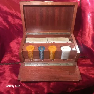 Caja de juego de póker con incrustaciones