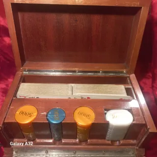 Caja de juego de póker con incrustaciones
