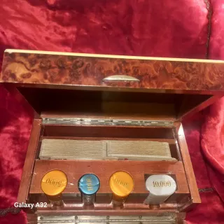 Caja de juego de póker con incrustaciones
