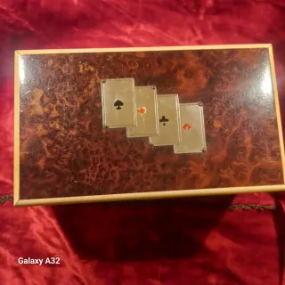 Caja de juego de póker con incrustaciones