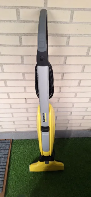 Fregadora aspiradora Karcher amarilla