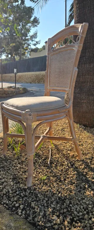 Sillas rústicas de comedor con mesa