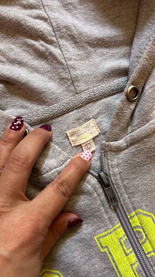 Giubbotto sportivo grigio con lettere gialle Taglia