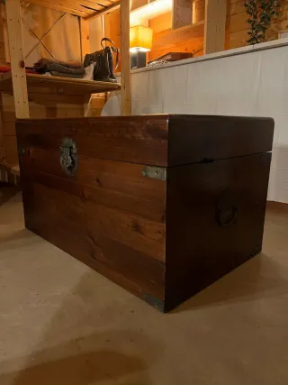 Baúl de madera con herrajes metálicos