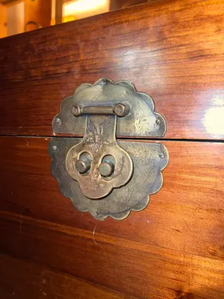 Baúl de madera con herrajes metálicos