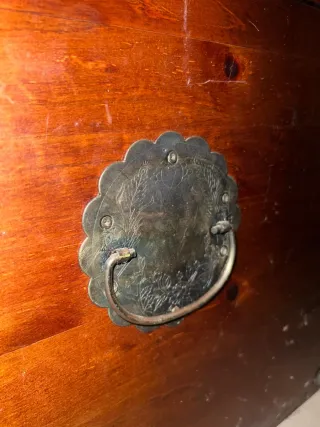 Baúl de madera con herrajes metálicos