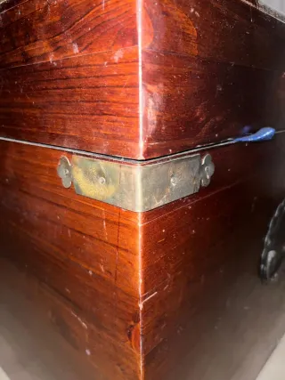 Baúl de madera con herrajes metálicos