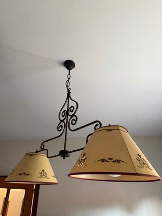 Lámpara de forja y tela beige