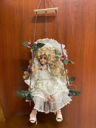 Muñeca de porcelana con vestido de encaje