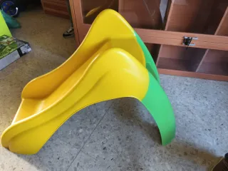 Tobogán infantil amarillo