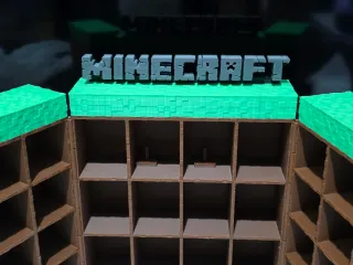 Figura Minecraft con Logo